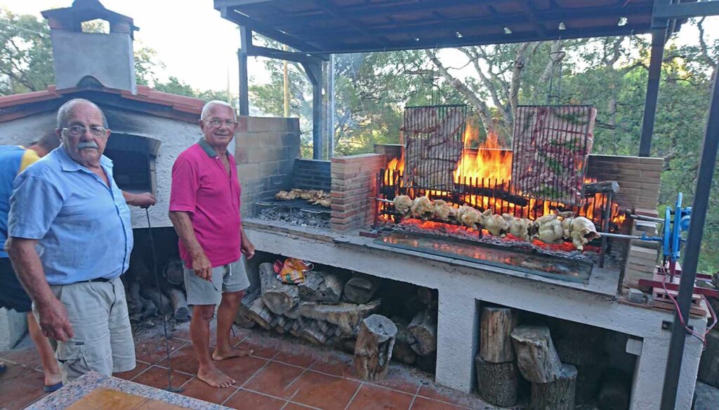 Giorgio & Company, alle prese con barbecue e forno,  intenti nella preparazione di una delle loro accoglienti serate.